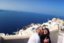 Kissing at Oia,
        Santorini (GR)