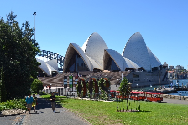zicht op Sydney Opera House vanuit de botanische tuin