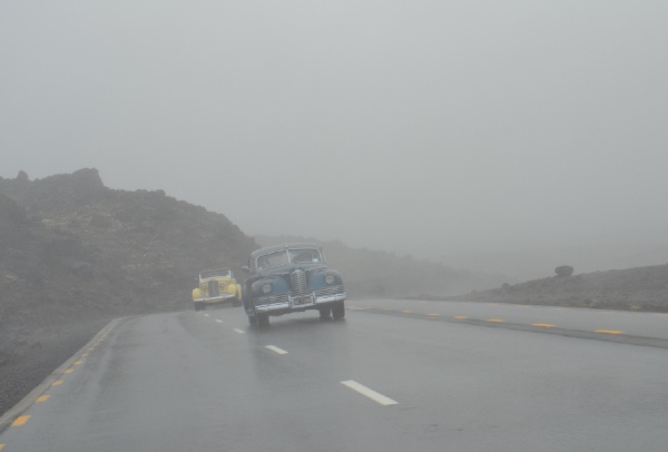 oldtimers in de mist op de slapende Tongarirovulkaan