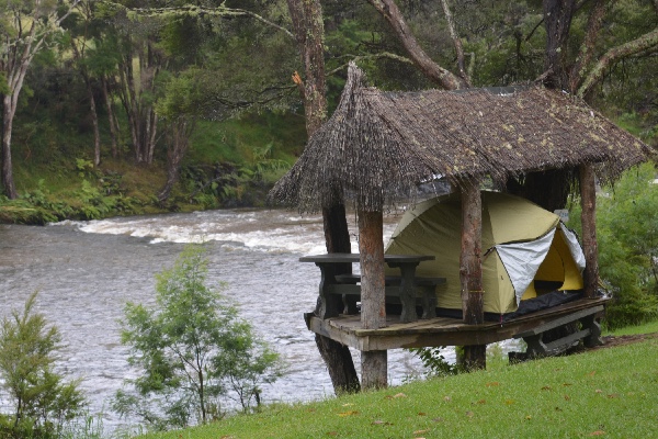 ons tentje op de Samoaanse faleo'o naast de rivier