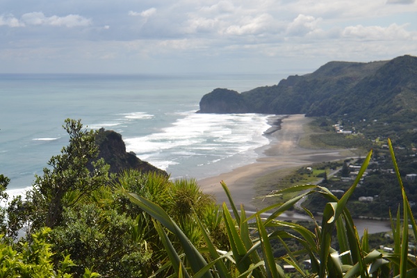 uitzicht over de baai van Piha