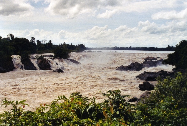 the main brunt of the Phapheng Falls